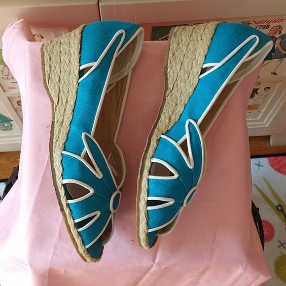 Beacon Reflections aqua blue and white shoes Sz 6. - Picture 2 of 5